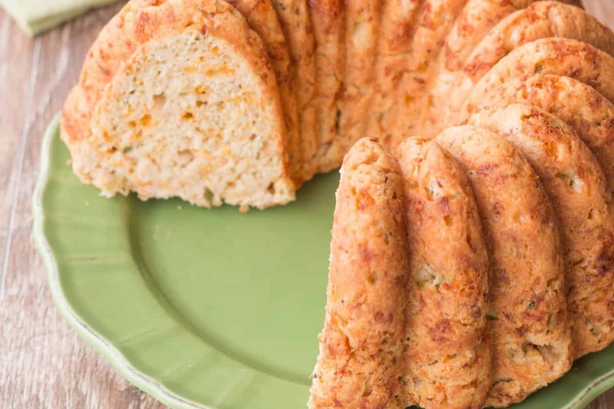 apple-cheddar-and-rosemary-beer-bread-recipe